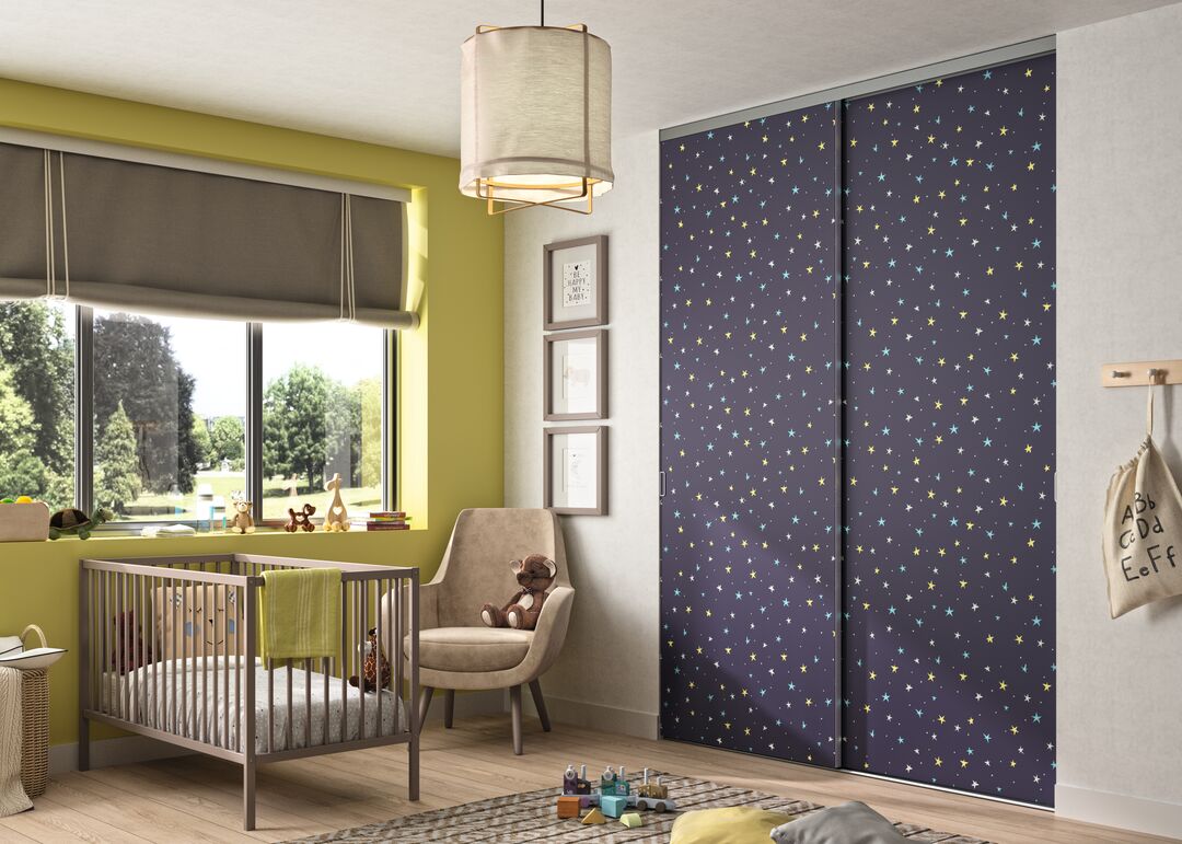 Porte de placard sur-mesure Ykario modèle PIXO avec toile tendue personnalisée décor ETOILES